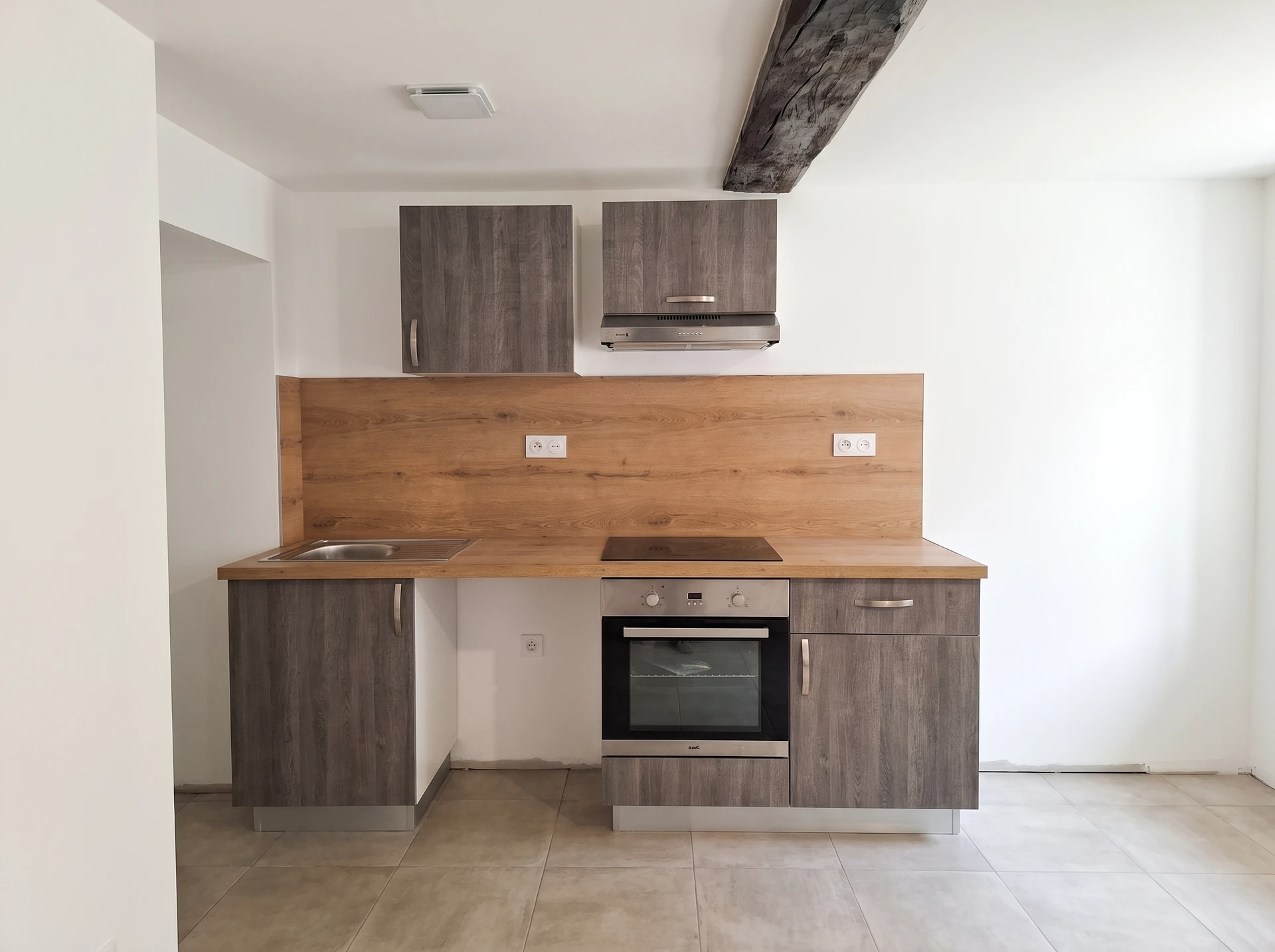 Cuisine moderne en L avec mobilier bicolore beige et blanc, plan de travail blanc, crédence carrelage métro blanc